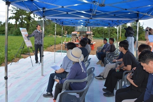 신안군, 고올레산 땅콩 신품종 기계수확 본격화..22일 자은도에서 신품종 ‘해올’, ‘케이올2호’ 기계수확 연시회 개최1