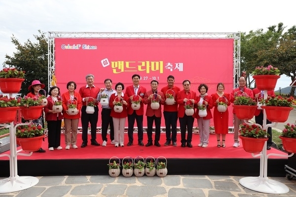 신안군, ‘2025 섬 맨드라미 축제’ 막 내려..'다채로운 맨드라미꽃과 병풍도의 절경, 가을의 낭만 선사'1
