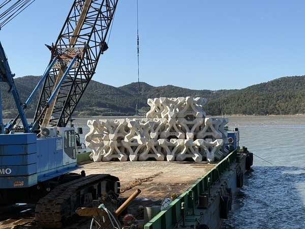 신안군, 다이아몬드 해역 인공어초 추가 투하 수산자원 회복과 낚시터 조성 ‘두배 효과’..'인공어초 설치와 수산종자 방류로 수산자원과 낚시 관광이 조화를 이루는 지속가능한 바다 조성'1