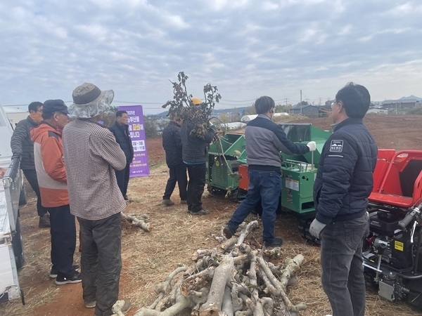 신안군, 겨울철 영농부산물 파쇄로 연일 바뻐..'금년도 사업 15일까지 신청 마감'1