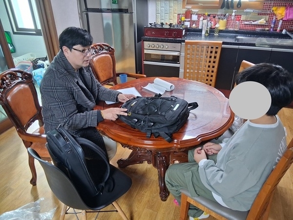 신안군 드림스타트, 초등 입학·졸업 아동 52명에 새 책가방 전달1