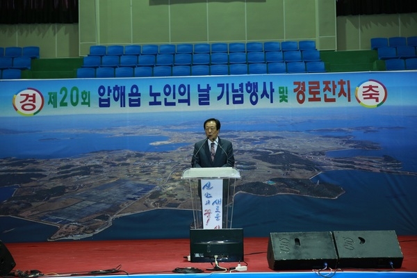 어르신과 함께한 압해읍 노인의 날 ‘훈훈’..