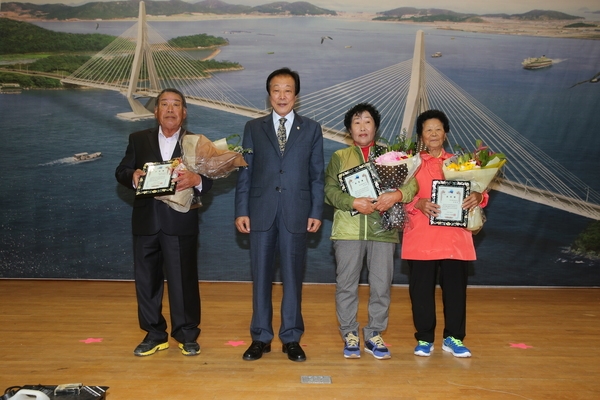 신안군 보도자료- 하의면 노인의 날 기념식 및 경로잔치 개최..“아버님! 어머님! 사랑합니다” 2