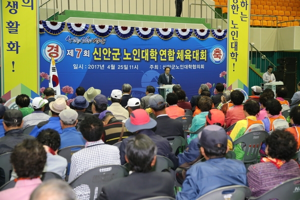 “신안군 노인대학 연합 체육대회 개최 ”..생활체조, 합창, 풍물놀이 등 기량 발휘 2