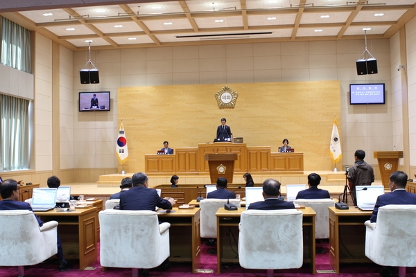 신안군의회 제272회 제1차 정례회 폐회..