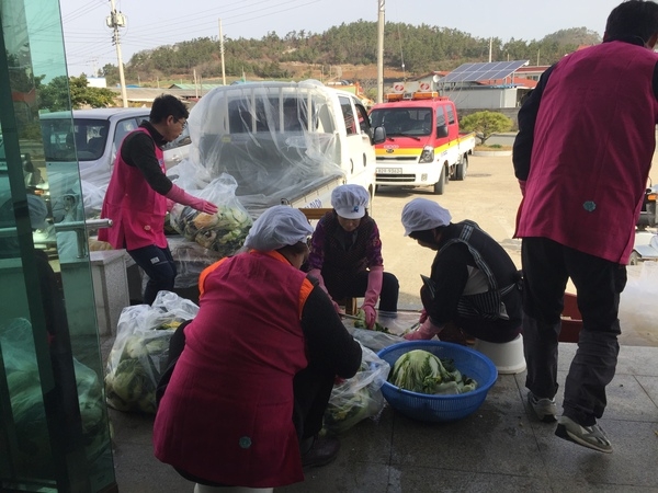 신안군 장산면 여성단체협의회, 사랑의 김장 나누기 봉사활동 펼쳐..'김장 나누기로 이웃사랑 실천' 4