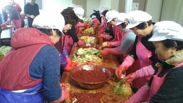 비금면 여성단체협의회, 사랑의 김장나누기 행사 전개..'따뜻한 마음-더욱 뜨거운 연말'   2