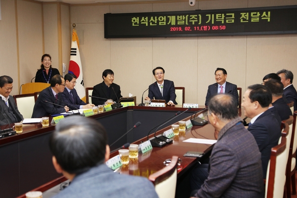 신안군 지역교육발전 장학기탁금 이어져...'현석산업개발(주) 강희석 회장, (재)신안군장학재단에 장학기금 3천만원 기탁' 2