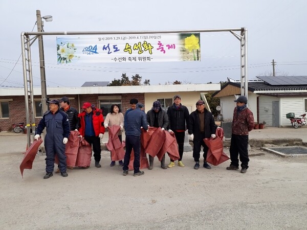 작은 섬 주민이 꿈꾸는 전국 최대 수선화 축제 대비 주민 대청소 실시  2