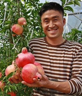 충청도 기업인, 전남 섬마을 이장들에게 책 선물한 까닭..[화제] “우리도 ‘꽃섬’ 만들겠다”... “작은 힘 드리고파”  2