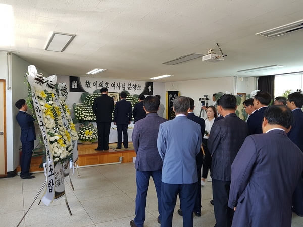 평화의 섬 하의도 이희호 여사 추모의 물결  ..  박우량 신안군수 故 이희호 여사 하의도 분향소 조문 1