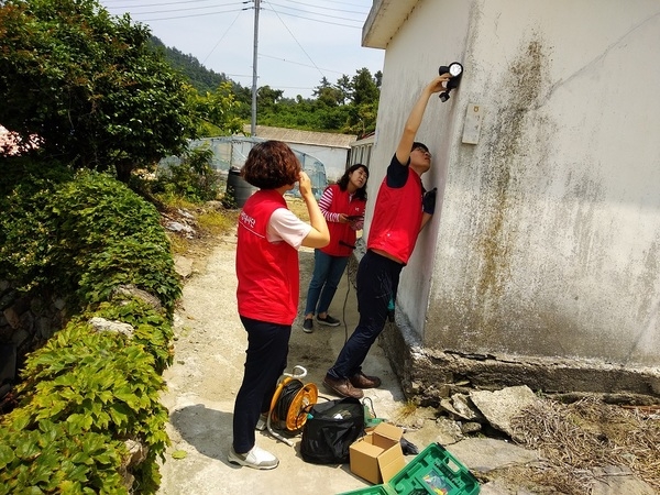 호국보훈의 달 기념, 국가유공자를 위한 봉사활동 전개..'임자면사무소· KT사회공헌팀과 함께 태양광센서등 설치' 2