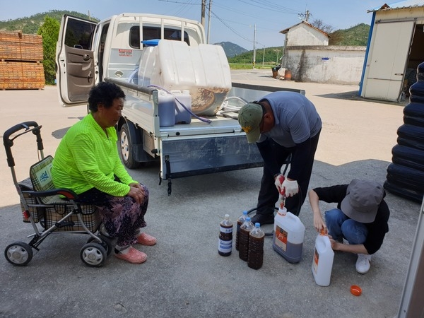 신안군, 친환경 유용미생물(EM) 보급으로 갯벌 보전 노력  2