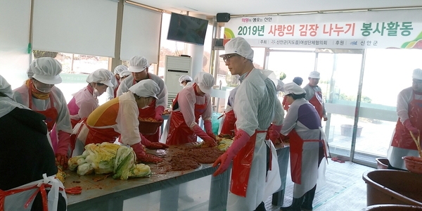 지도읍 여성단체협의회, 함께하는 사랑의 김장 담가주기 봉사활동 펼쳐 3