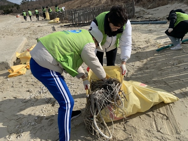 신안군 올해 첫 해양환경정화활동..