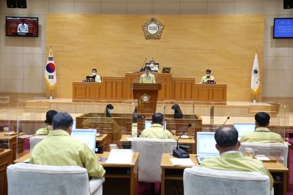 박우량 신안군수 군의회 시정연설 내년 군정운영 방향 제시..