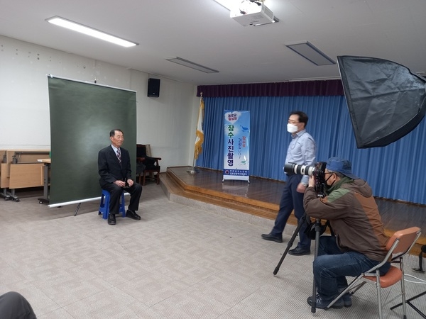 대한노인회 신안군지회 “어르신들 장수사진” 선물..'신안군 암태면 경로당 회원 장수사진 촬영' 2