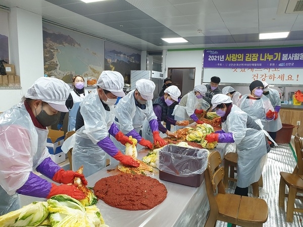 신안군 흑산면 여성단체협의회 사랑의 김장김치 나누기 행사 개최..'어려운 이웃에 따뜻한 사랑과 정성으로 나눔의 정 실천' 2