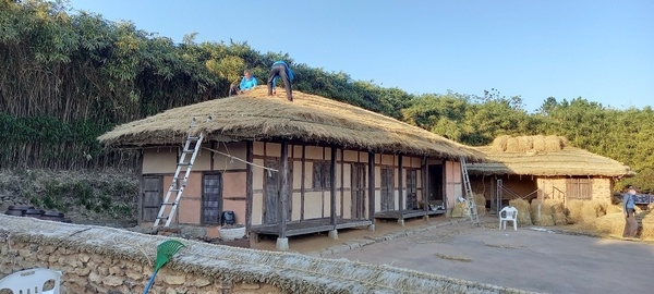 신안군, 주민 주도로 김대중 대통령 생가 초가지붕 올려..