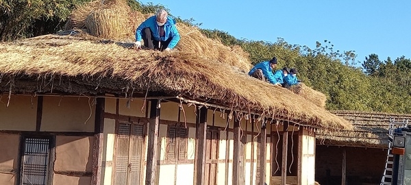 신안군, 주민 주도로 김대중 대통령 생가 초가지붕 올려..