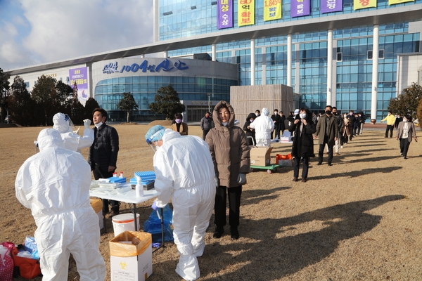 신안군, 전 직원 코로나19 선제적 검사 실시 1