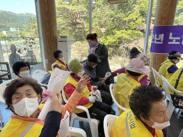 흑산면여성단체협의회, “사랑의 카네이션 나눔” 봉사 추진..