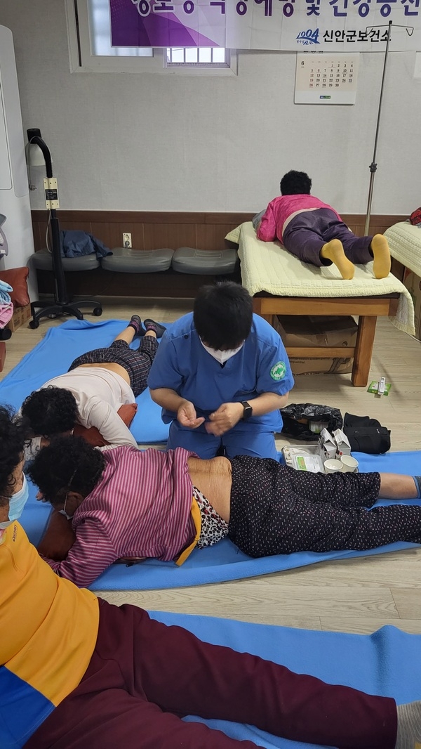 신안군,“찾아가는 경로당 순회진료”실시..'경로당 낙상예방교육으로 근골격 건강증진 향상' 1