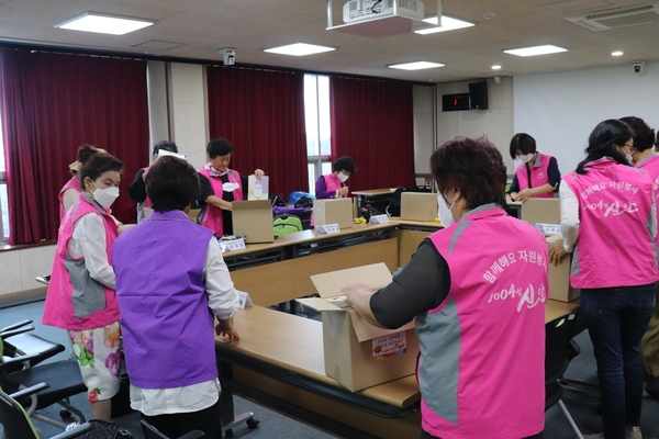 신안군, 소외계층에 추석‘사랑나눔 행복 꾸러미’전달 훈훈..'신안군여성자원봉사자회, 한가위 행복 꾸러미로 온정 나눠' 4