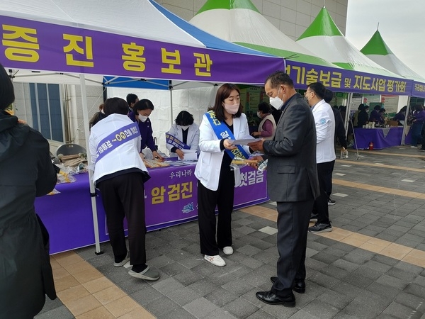 신안군, 연말 건강증진 홍보관 운영..