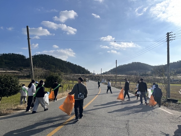 하의중·고등학교, 신안군 섬청소의 날 주요시설 환경정화활동 펼쳐..'학교 및 주요시설 환경미화 및 일회용품 줄이기 캠페인' 4