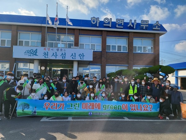 하의중·고등학교, 신안군 섬청소의 날 주요시설 환경정화활동 펼쳐..'학교 및 주요시설 환경미화 및 일회용품 줄이기 캠페인' 1