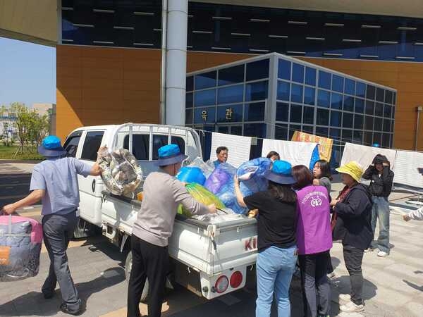 암태면 지역사회보장협의체, 한국섬진흥원과 함께 찾아가는 이동세탁 봉사활동 나서 3