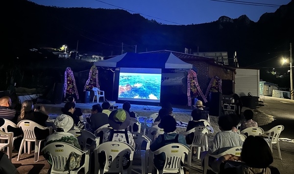 흑산면 영산도 생태관광마을 ‘밤바다 환경영화 축제’ 열려..