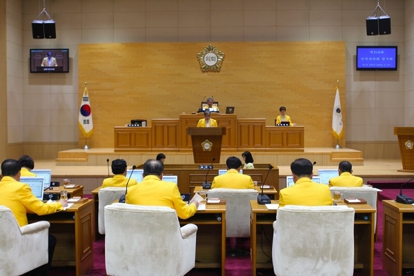 신안군의회 본회의장이 수선화로 가득!..'수선화 물결에 푹 빠진 신안군! 의회도 화려한 노란 물결 속으로' 2