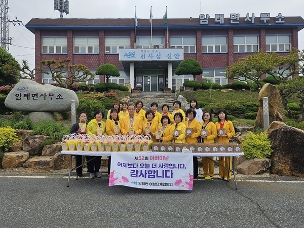 신안군여성단체협의회, 어버이날 사랑의 카네이션 꽃 달아드리기 행사 가져 3