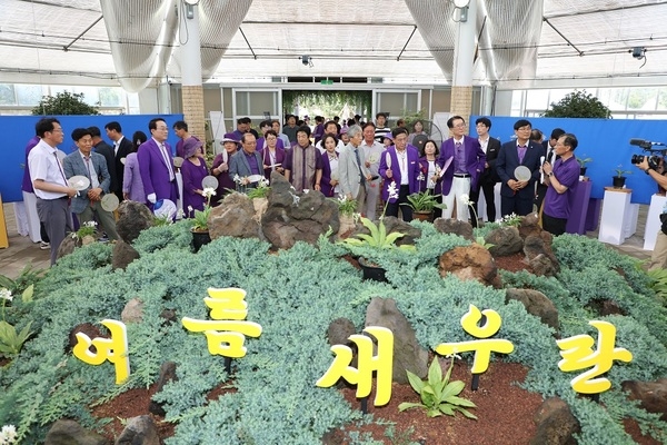 신안군, 전국 유일무이 여름새우란(蘭) 전시회 성황리에 마무리..'청초한 여름새우란, 뜨거운 관심 속에 막을 내리다' 2