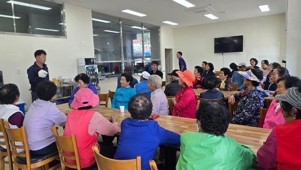 신안군 증도면 증서마을에 행복이 물들어요..'치매안심마을 특화사업 천연염색 체험' 1