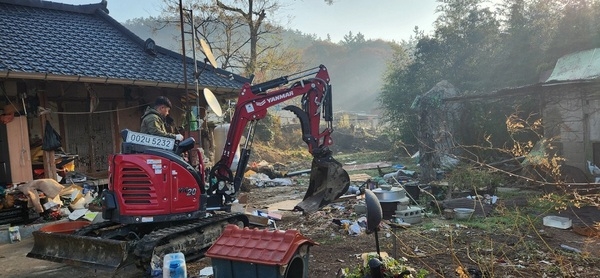 지도읍 자원봉사자회, 사랑의 집청소 봉사활동 펼쳐 3