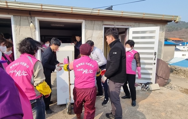 신안군 자은면 자원봉사자회, 취약계층을 위한 ‘희망의 청소 봉사’ 활동 펼쳐 2