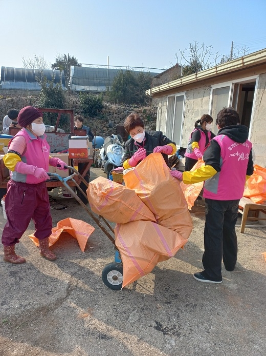 신안군 자은면 자원봉사자회, 취약계층을 위한 ‘희망의 청소 봉사’ 활동 펼쳐 3