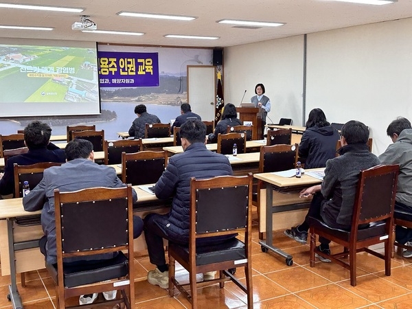신안군, 봄맞이 외국인 계절근로자 감염병 예방 교육 실시..