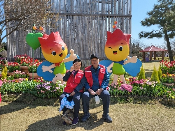 임자면 노인일자리 참여 어르신들, 섬 튤립축제서 봄의 정취 만끽..튤립정원에서 꽃피운 행복한 하루…‘웃음꽃 활짝’ 2