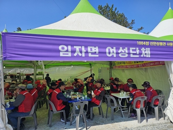 임자면 노인일자리 참여 어르신들, 섬 튤립축제서 봄의 정취 만끽..튤립정원에서 꽃피운 행복한 하루…‘웃음꽃 활짝’ 4