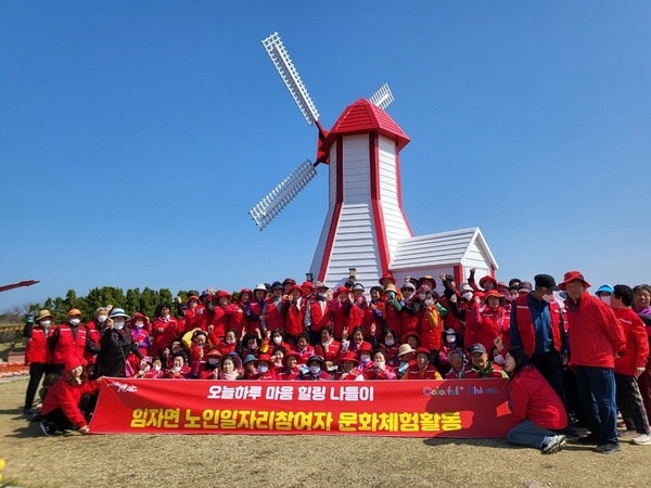 임자면 노인일자리 참여 어르신들, 섬 튤립축제서 봄의 정취 만끽..튤립정원에서 꽃피운 행복한 하루…‘웃음꽃 활짝’ 1
