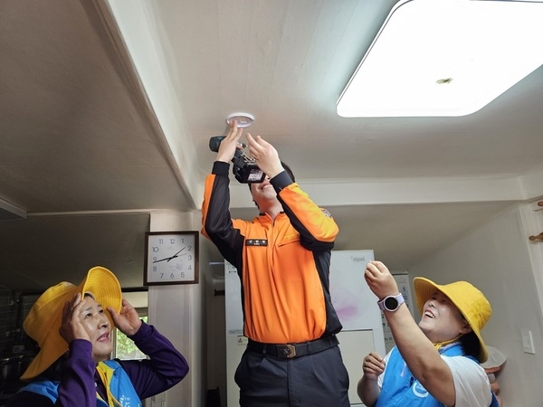 암태면 복지기동대, 신안 119 생활 순찰대와 협업 ‘우리 동네 안전을 지켜요’ 2