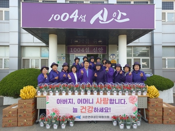 신안군여성단체협의회, 어버이날 맞이‘카네이션 꽃 나눔’ 행사 펼쳐..