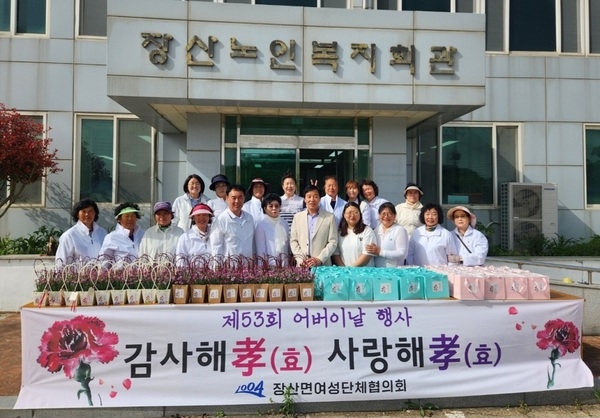 신안군여성단체협의회, 어버이날 맞이‘카네이션 꽃 나눔’ 행사 펼쳐..