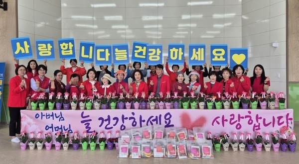 신안군여성단체협의회, 어버이날 맞이‘카네이션 꽃 나눔’ 행사 펼쳐..