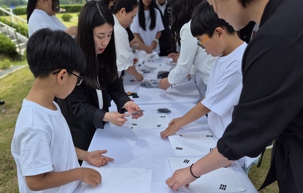 신안군, 국가유공자와 함께한 보훈 현장 교육..학생들, 현충시설에서 “역사를 직접 듣다” 3