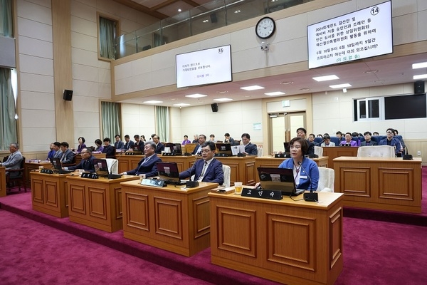 신안군의회 제328회 제1차 정례회 개회..'2024회계연도 결산 승인안 및 조례안 등 처리' 2